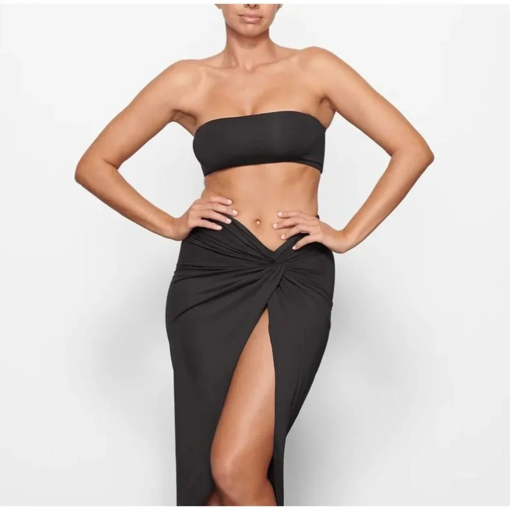 New with Tags Skims Signature Swim BANDEAU BIKINI TOP SZ S in Black